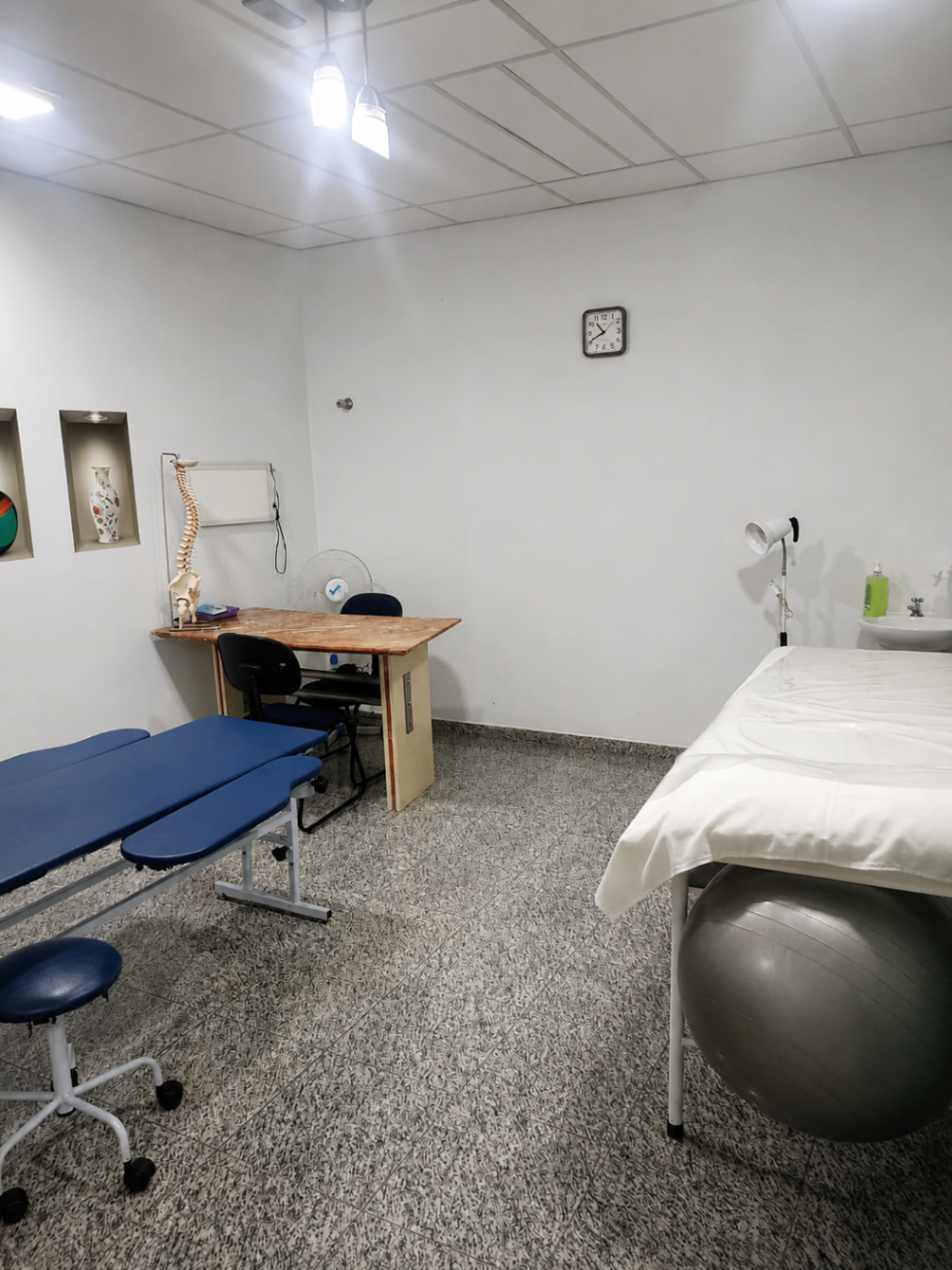 Sala de fisioterapia com maca e área para avaliação