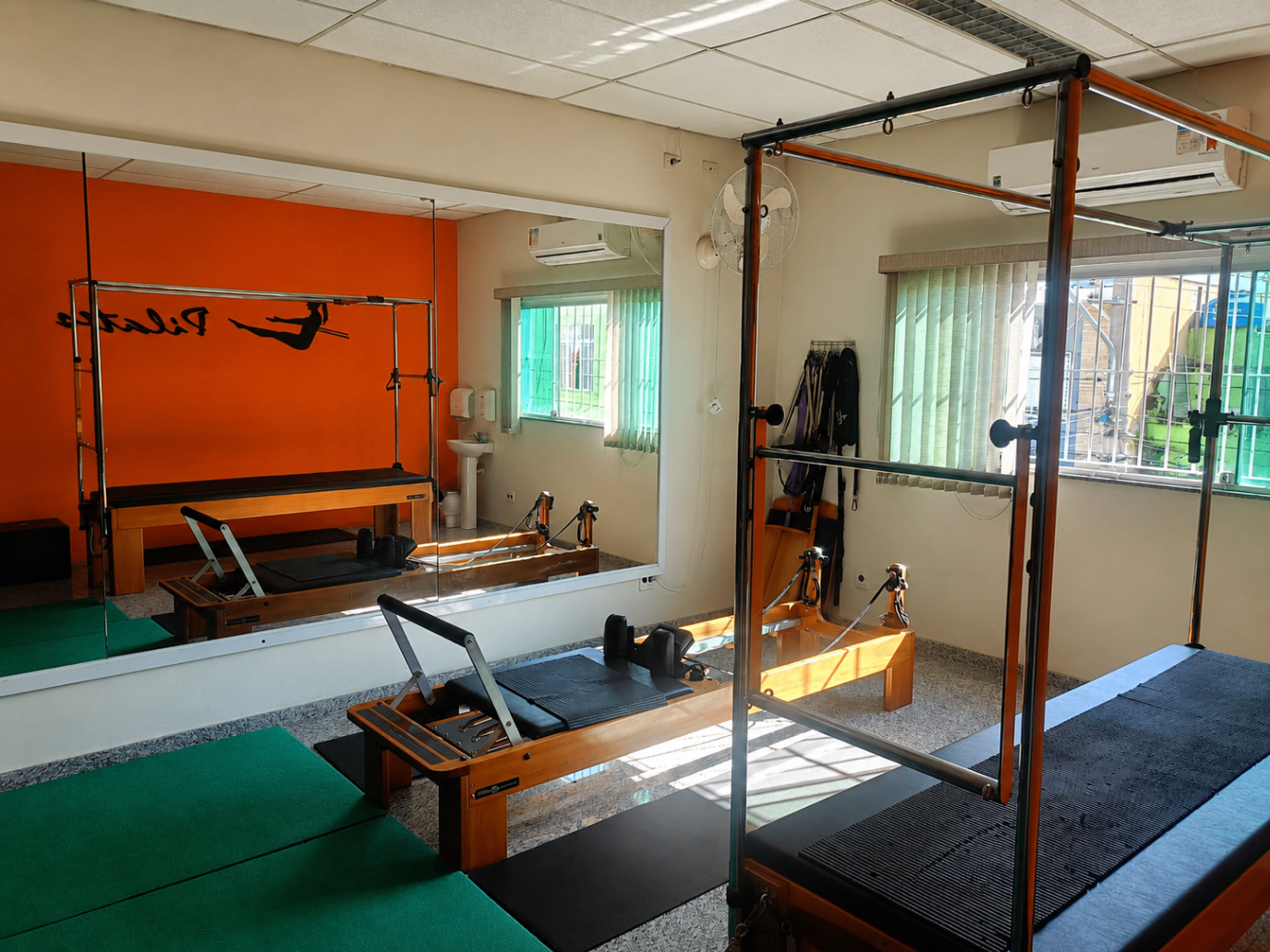Sala de pilates com equipamentos