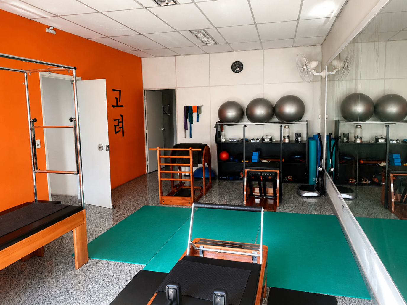 Estúdio de pilates com espelhos